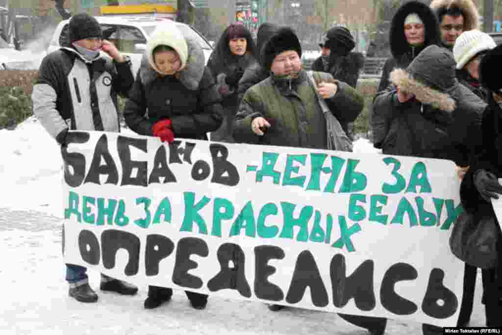 Бывшие работники казино пикетировали правительственные здания, требуя работы.