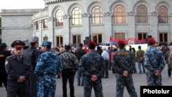Полиция охраняет порядок на митинге АНК, Ереван, 1 октября 2011 г. 
