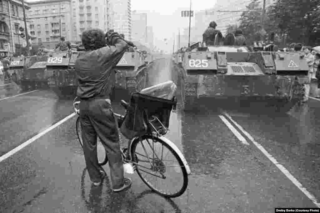 1991 елның августында ГКЧП фетнәсе вакытында Мәскәүнең Клаинин проспектында совет танклары. Гадәттән тыш вазгыять дәүләт комитеты (ГКЧП) 19 августта Совет берлегендә хакимиятне үз кулына алуын һәм демократик процессларны туктатуын игълан итә. Меңнәрчә кеше ризасызлык белдерергә урамнарга чыга.