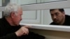 Блогер Ермек Тайчибеков (справа) и его адвокат Анатолий Окуньков до начала процесса. Село Кордай Жамбылской области, 4 ноября 2015 года. 