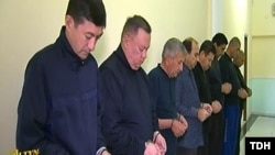 Туркменское телевидение показало обвиняемых в совершении преступлений и осуждённых бывших чиновников.
