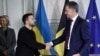 Președintele ucrainean Volodimir Zelenski și premierul belgian Alexander De Croo își dau mâna după semnarea unui acord bilateral de securitate la Bruxelles, pe 28 mai.