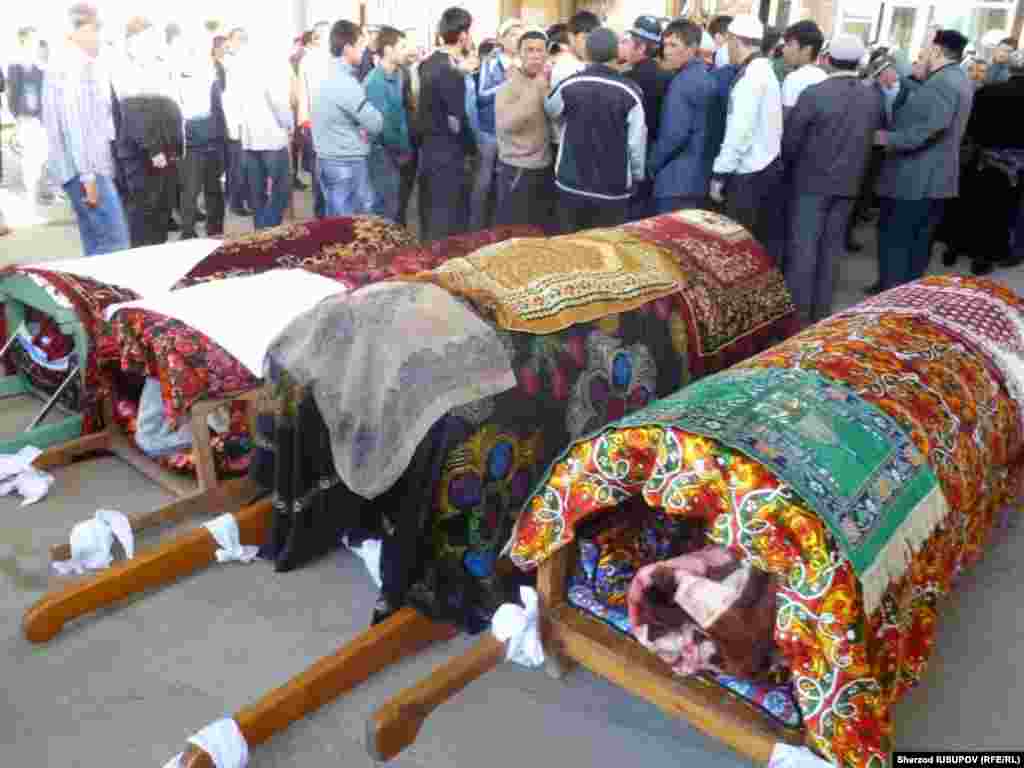 Kyrgyzstan - Osh funeral of victims of a car accident