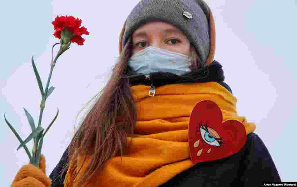 Учасниця живого ланцюга в Санкт-Петербурзі. Акція на підтримку жінок-політв'язнів та протесту проти насильства в поліції