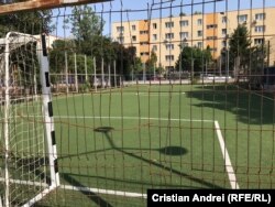 Terenurile de sport din școli fac parte din domeniul public local. Consiliul Local poate decide înlăturarea lacătelor.
