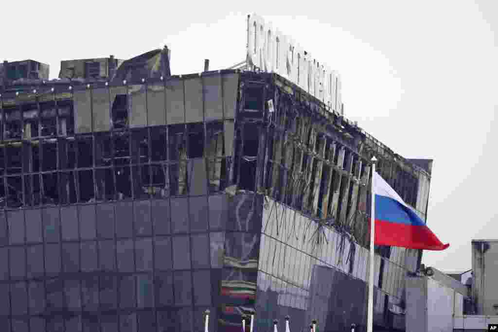 Эки жума мурда, Орусиядагы президенттик шайлоо алдында АКШ Москвада теракт болушу мүмкүн экенин эскертип, америкалык жарандарга эл көп топтолгон жерге барбоого чакырган. Шайлоодон кийин Владимир Путин Батыш өлкөлөрүнүн&nbsp;Орусияда теракт болушу мүмкүн&nbsp;деген чочулоосуна &quot;чагым&quot; жана &quot;коомдо башаламандык жаратуу аракети&quot; катары баа берген.