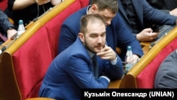 За словами адвокатів, Юрченко контактував з народним депутатом, у якого виявили коронавірусну інфекцію. Захист просив перенести засідання, оскільки Юрченко чекає результати тестування на COVID-19