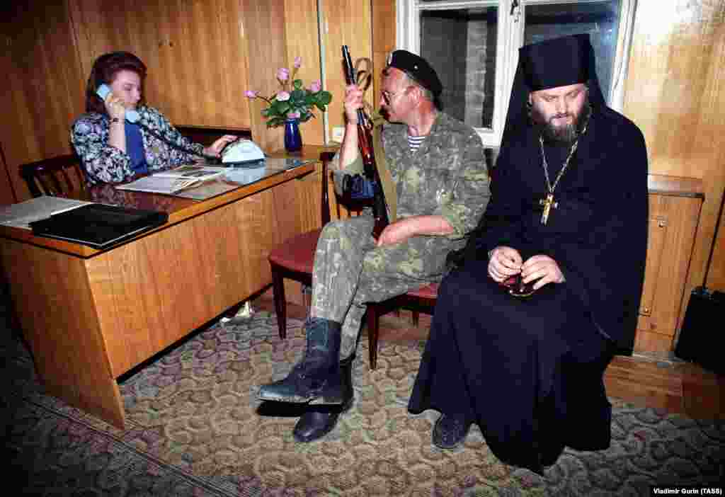 Кадр изнутри "пресс-центра" абхазской стороны в разгар конфликта. Надо сказать, что западный мир практически не обращал внимания на абхазскую войну: параллельно начались боевые действия на Балканах, поэтому абхазские события в основном оказались в фокусе российских СМИ.