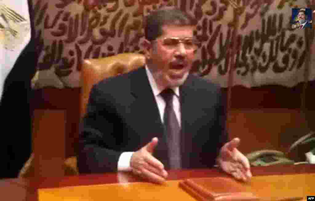 محمد مرسی پس از برکنار شدنش از قدرت، در پیامی ویدیویی از هوادارانش خواست تا از حق &laquo;مشروعش&raquo; که از طریق انتخابات به وی تعلق گرفته است، حفاظت کنند. پس از این اقدام، ارتش محمد مرسی را به همراه مشاوران ارشدش بازداشت کرد- ۱۲ تیرماه ۱۳۹۲