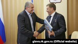 Призначений Кремлем «голова» уряду Криму Сергій Аксьонов разом з ватажком угруповання «ДНР» Олександром Захарченком в Сімферополі