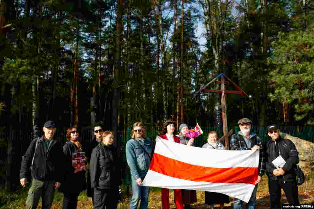Удзельнікі пленэру ў Курапатах. Частка зь іх — з суполкі «Пагоня» Саюзу беларускіх мастакоў.