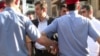 Сотрудники полиции не позволяют оппозиции войти на площадь Свободы. Ереван, 1 июня 2010 г. 